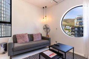 The Flamingo703: Spacious Corner Unit in Sea Point